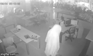 Video: Tên trộm dùng chiêu khó ngờ đột nhập cửa hàng khoắng hàng trăm triệu đồng