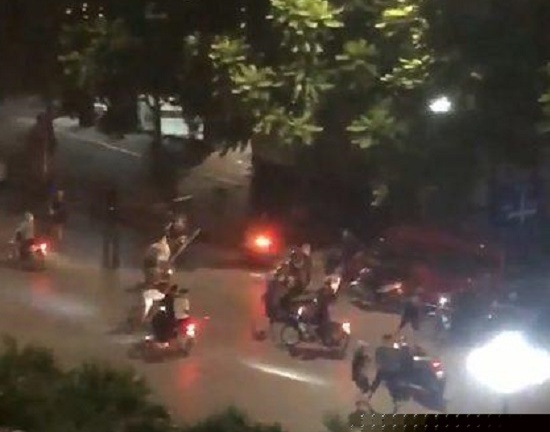 Hàng chục thanh niên cầm hung khí hỗn chiến kinh hoàng giữa phố Hà Nội