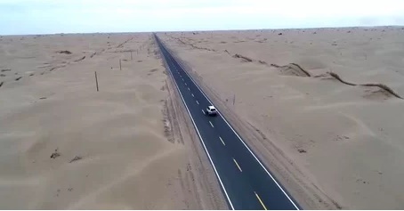 Video: Cận cảnh tuyến đường cao tốc dài 136 km cắt qua sa mạc tại Trung Quốc
