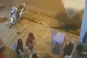 Video: Cả gia đình đang ăn, nắp thùng xe bán tải bất ngờ bay thẳng vào mâm cơm