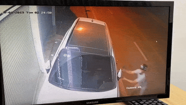 Màn cắt gương chiếu hậu ô tô trong một nốt nhạc của tên trộm gây sốt mạng