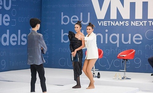 Thí sinh đánh ghen, quỳ rạp trước giám khảo trong vòng phỏng vấn Vietnam’s Next Top Model 2019