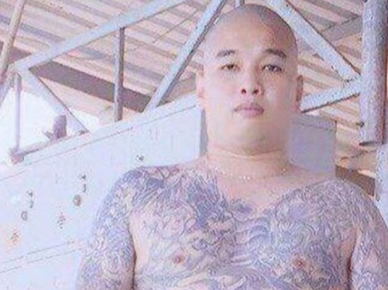 Bạn gái cãi nhau với chủ quán karaoke, nam thanh niên nổ súng để giải quyết mâu thuẫn