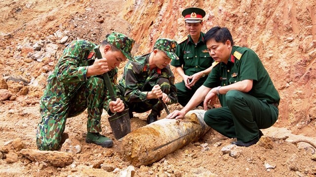 Tá hoả khi phát hiện quả bom còn nguyên ngòi nổ ngay trung tâm TP Hạ Long