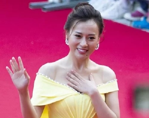 Phương Oanh chụp hình cùng Huỳnh Tông Trạch tại Liên hoan phim quốc tế Busan