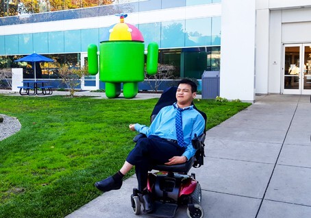 “Chim cánh cụt đất Việt” bị bại não, vào đại học bằng xe lăn giờ ra sao?