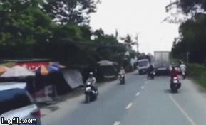 Video: Thót tim khoảnh khắc xe máy vượt ẩu, tông trực diện đầu xe tải