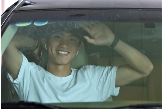 Văn Hậu về đến Việt Nam: Đá cho đội tuyển lúc nào tôi cũng sẵn sàng