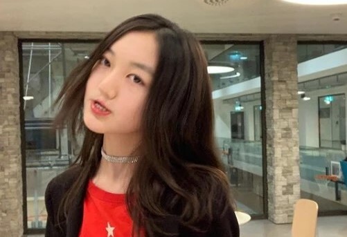 Cô con gái 13 tuổi của Vương Phi và Lý Á Bằng lên tiếng giải thích về tin đồn đến hộp đêm