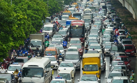 Hà Nội: Mưa lớn giờ cao điểm, hàng loạt ô tô nối nhau, ùn tắc kéo dài trên nhiều tuyến phố