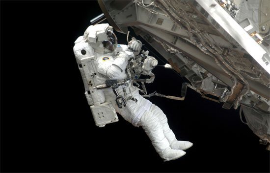 Phi hành gia thay pin trên trạm ISS ngoài không gian như thế nào?