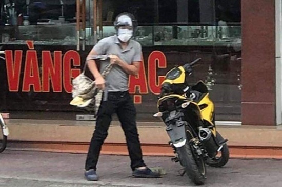 Vụ đối tượng bịt mặt cướp tiệm vàng ở Quảng Ninh: Công an cảnh báo người dân không tự ý truy bắt