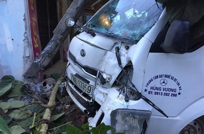 Yên Bái: Xe tập lái đâm vào nhà dân, tài xế bị thương nặng