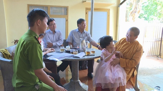 Bé gái 4 tuổi đi lạc từ miền Tây lên Đắk Lắk nhiều ngày đã tìm được gia đình