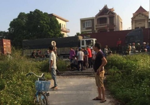 Tin tức tai nạn giao thông mới nhất hôm nay 12/10/2019: Băng qua đường ray, người đàn ông bị đâm tử vong