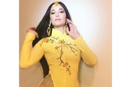 Tin tức giải trí mới nhất ngày 13/10: Cộng đồng mạng bức xúc vì ca sĩ Mỹ mặc áo dài không quần