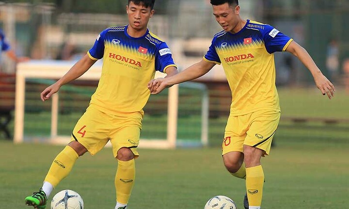 Indonesia thiếu thiện chí, thầy trò ông Park Hang-seo đi bộ hơn 300m dưới nắng đến sân tập?