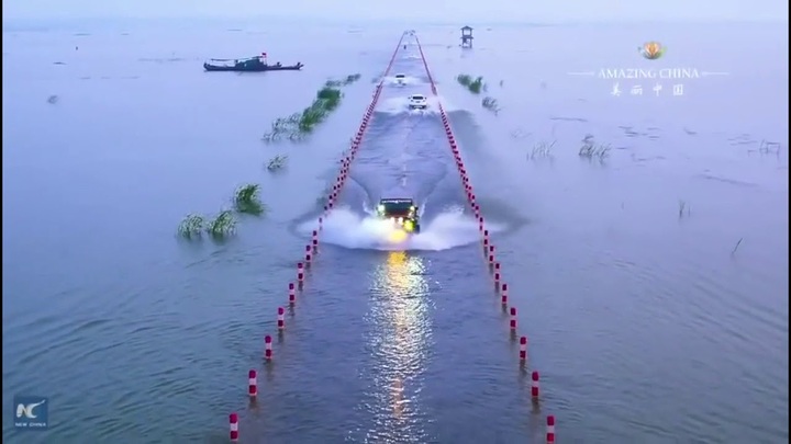 Video: Cận cảnh con đường dưới nước chia đôi hồ nước lớn nhất Trung Quốc