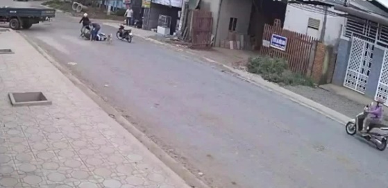 Video: Hai người đàn ông đầu trần phóng xe với tốc độ