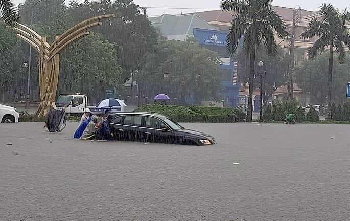 Cận cảnh ô tô bơi trong nước tại TP. Vinh