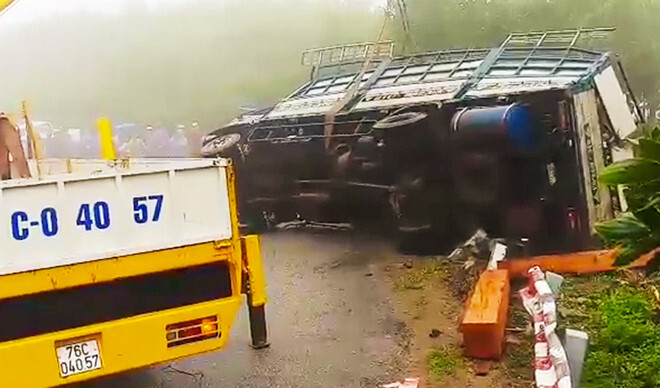 Tin tức tai nạn giao thông mới nhất hôm nay 18/10/2019: Lật xe chở gỗ, hai vợ chồng tử nạn