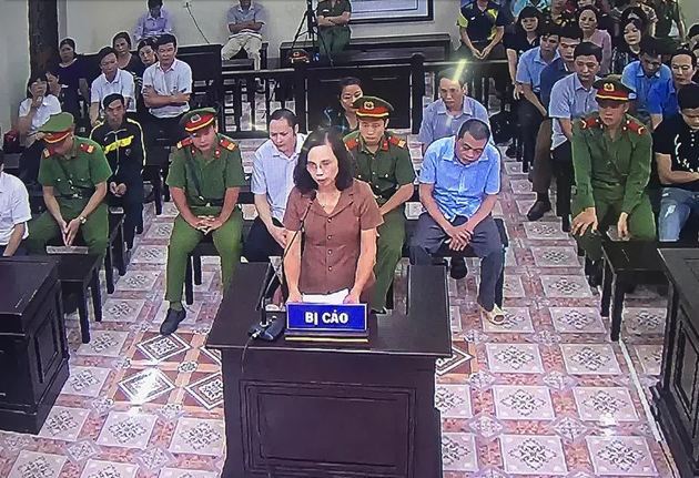 Xét xử vụ gian lận thi cử Hà Giang: Công bố tin nhắn của vợ chủ tịch tỉnh 3 lần nhờ vả