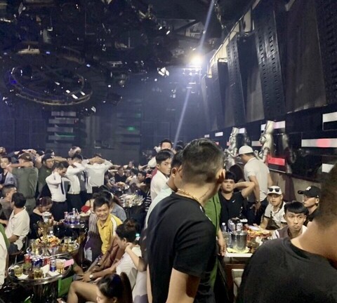 Công an đột kích quán bar, phát hiện gần 200 dân chơi đang “bay”
