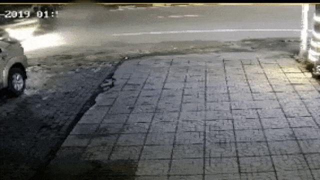 Kinh hoàng cảnh xe khách hất văng 2 nữ sinh đi xe máy hàng chục mét