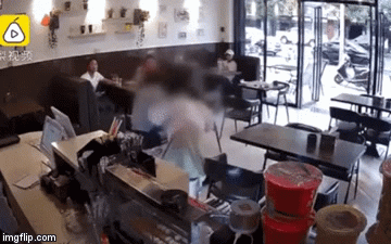 Video: Sốc vì cảnh thiếu nữ xinh xắn bị đánh trong quán trà sữa do không chịu xếp hàng