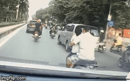 Bố đèo 2 con đi vù vù trên đường, vị trí đứng của những đứa trẻ mới là điều khiến người ta khiếp sợ