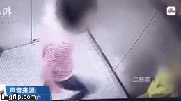 Phẫn nộ cảnh người mẹ đấm đá tới tấp con trong thang máy