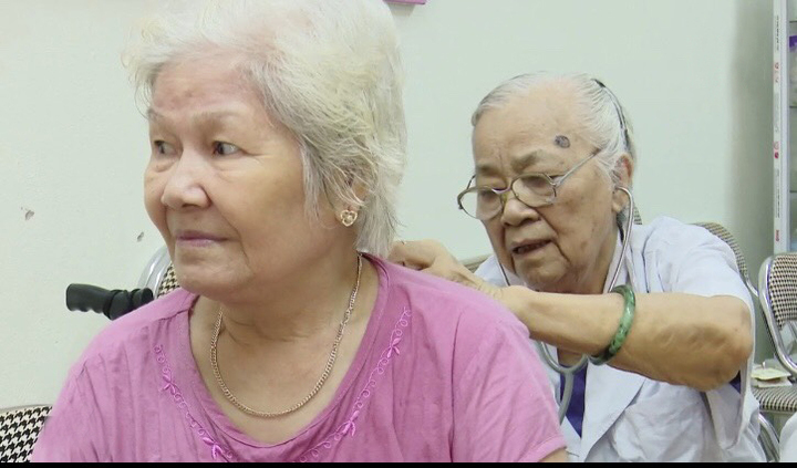 Bác sĩ gần 90 tuổi vẫn miệt mài khám bệnh miễn phí cho các bệnh nhân cao niên