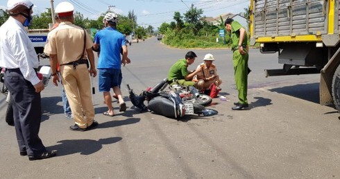 Tài xế xe tải rẽ vào đường cấm, tông hai nam sinh thương vong