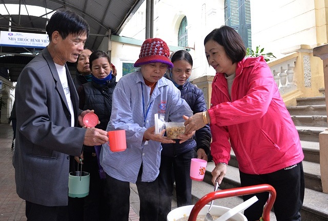 Phát cơm từ thiện cho bệnh nhân nghèo ở Bệnh viện K