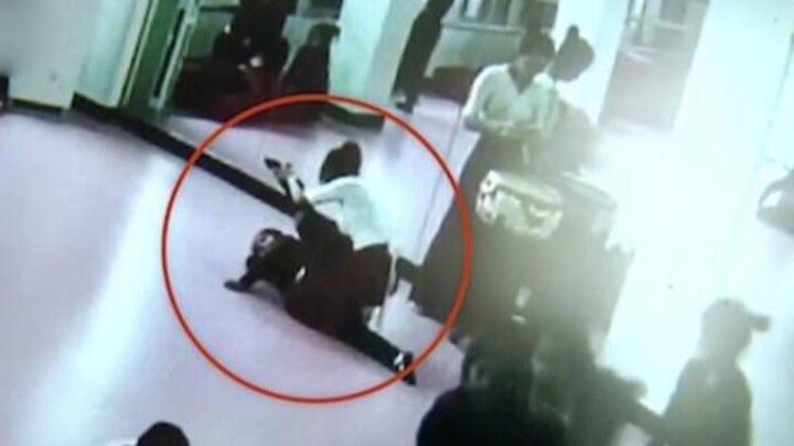 Bị giáo viên ép chân lên đầu khi học múa, bé gái 6 tuổi bị liệt