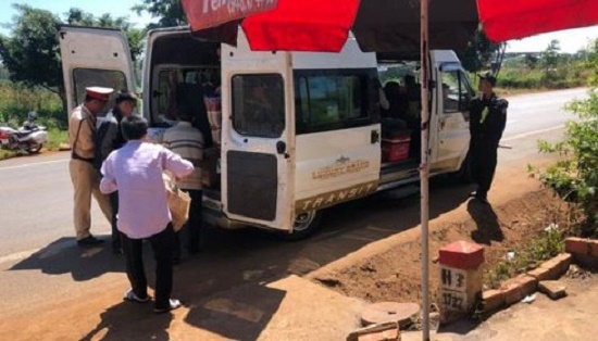 Bắt quả tang xe khách vận chuyển 57 kg khỉ để nấu cao