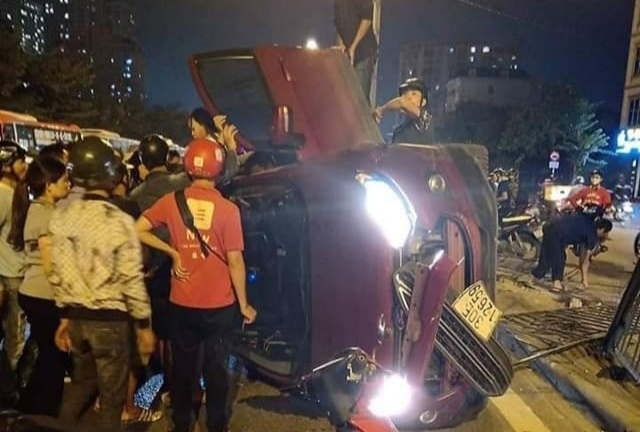 Tin tức tai nạn giao thông mới nhất hôm nay 28/10/2019: Ôtô Ford tông dải phân cách lật nhào
