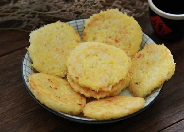 Cơm ăn thừa đừng vội vứt đi, mẹ tận dụng làm ngay bánh gạo chiên ngon hết ý