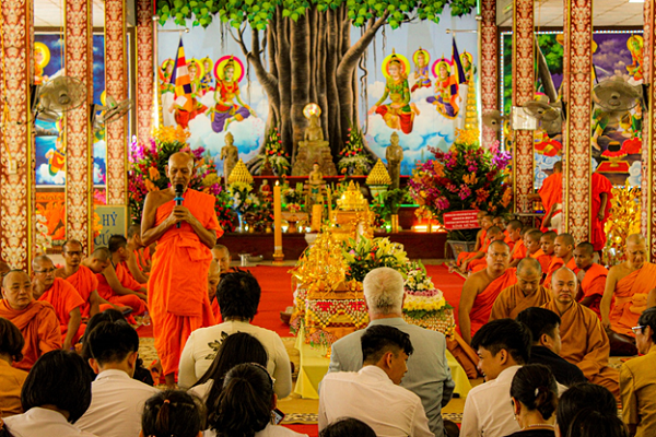 Bình Tây dâng Y KATHINA cùng hội đồng điều hành học viện Phật giáo Nam Tông KHMER