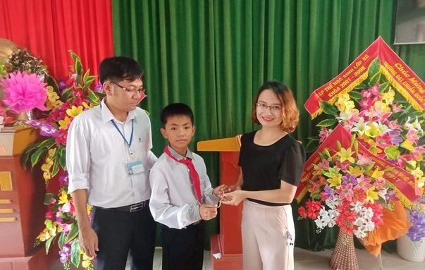 Nghệ An: Nhặt được lắc vàng, học sinh lớp 6 trả lại người đánh mất