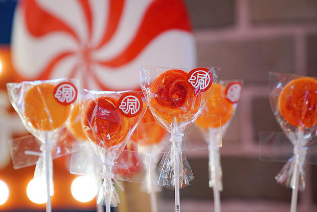 Chỉ nhờ Jack Ma nếm thử, kẹo mút vị nước lẩu Trùng Khánh lập tức bán đắt như tôm tươi