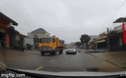 Lái ô tô chạy hẳn sang làn ngược chiều, hành động 