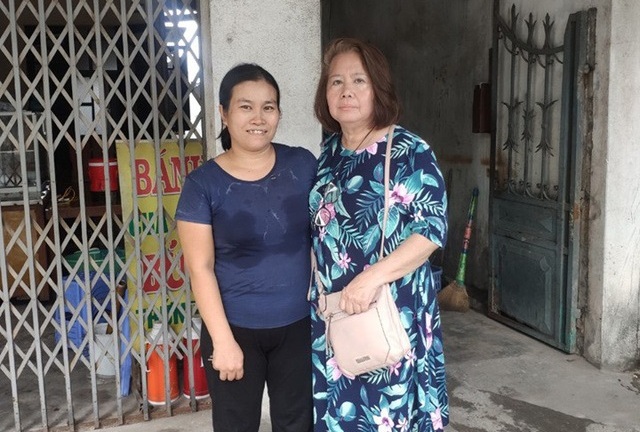 Nữ Việt kiều xúc động nhận lại 3.500 USD từ cô chủ quán nghèo