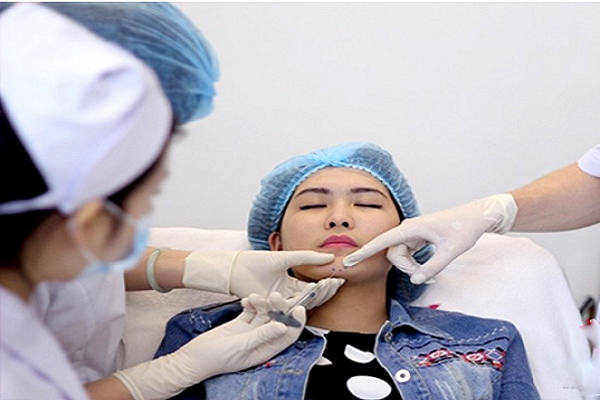 Độn cằm bằng filler có gây biến chứng không?