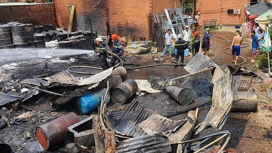 Một cảnh sát PCCC bị thương khi khống chế đám cháy tại TP.HCM