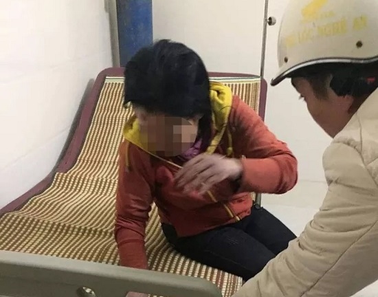 Phát hiện người phụ nữ bị hành hung dã man ở ven đường