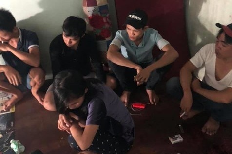 Bắt quả tang 8 nam thanh nữ tú đang 