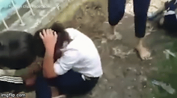 Phẫn nộ cảnh 2 nữ sinh lớp 8 đánh túi bụi, giật tóc dã man 4 bé gái lớp 6