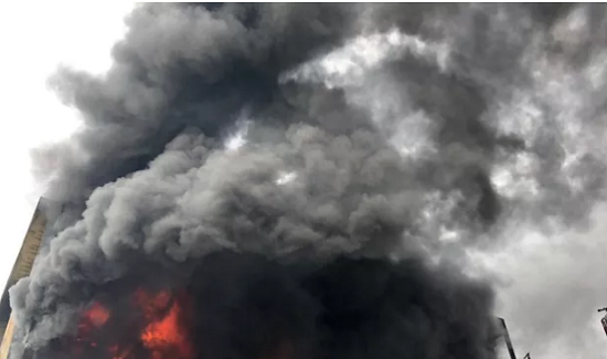 TP. HCM: Xưởng sản xuất nệm mút cháy lớn, khói lửa ngùn ngụt bao trùm