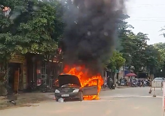 Ô tô bất ngờ bốc cháy trơ khung trên quốc lộ 45